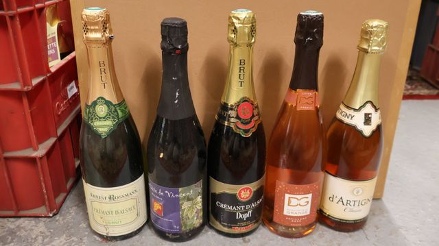 Lot de 28 bouteilles de Créments d’Alsace et 5 de vin pétillant 