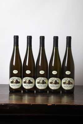 six bouteilles de vin sont alignées sur une table en bois
