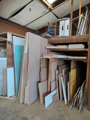 une pièce remplie d’une grande variété de bois