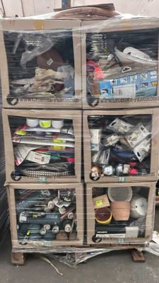 une pile de boîtes empilées les unes sur les autres