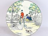 une assiette sur laquelle est représenté un homme à vélo
