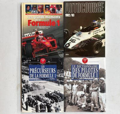 trois livres posés sur une table blanche, avec une voiture rouge et une photo en noir et blanc