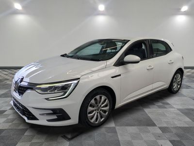 une voiture blanche garée dans une pièce au sol en damier
