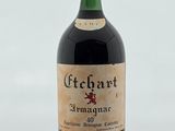 une vieille bouteille de vin posée sur une table