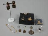 un assortiment de bijoux comprenant des boucles d'oreilles, des colliers et un livre