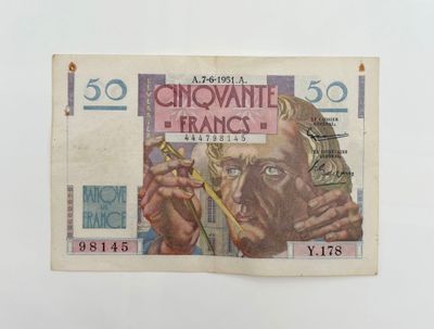 un morceau de papier sur lequel figure la photo d'un homme