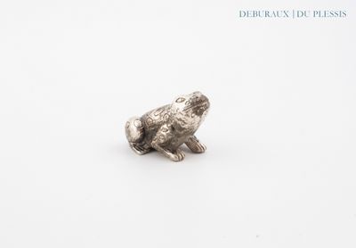 un gros plan d'un objet argenté posé sur une surface blanche
