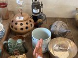 une table en bois sur laquelle sont posés de nombreux objets différents