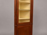 une vitrine en bois avec des portes vitrées et des étagères