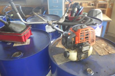 deux fûts bleus surmontés d'un moteur rouge et noir