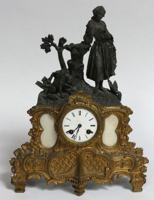 une horloge surmontée d'une statue