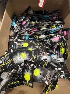 une boîte en carton remplie d'une multitude d'objets divers