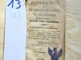un vieux livre recouvert d'une feuille de papier