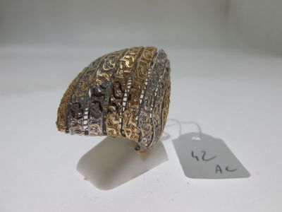 une photo d'une bague en or et en argent à laquelle est accrochée une étiquette