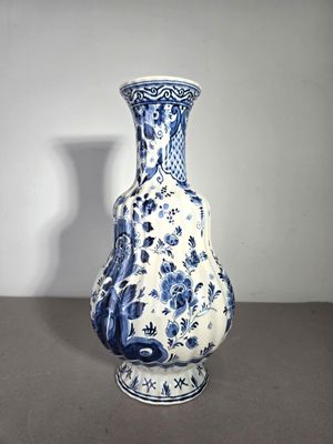 un vase bleu et blanc posé sur une table