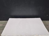 un matelas blanc posé sur une palette en bois