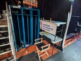 un décor de cinéma comprenant une chaise et un panneau