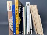 plusieurs livres sont empilés sur une table