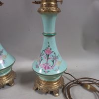 Deux LAMPES en porcelaine et montures en métal doré à décor … (photo 2)