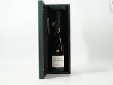 une bouteille de vin vide dans une boîte verte sur fond blanc