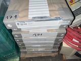 une pile de cartons sur laquelle se trouvent de nombreux objets divers