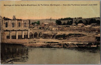 une photo d'une carte postale représentant une ville au bord de l'eau