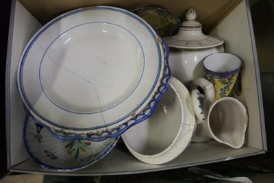 une boîte remplie d'assiettes et de tasses qui s'y trouvent