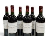 six bouteilles de vin sont alignées sur une surface blanche