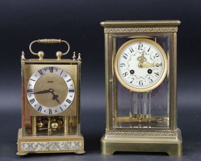 deux horloges placées l'une à côté de l'autre sur une table