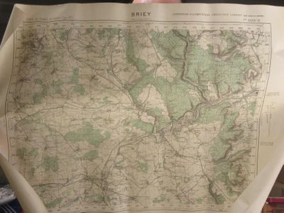 une carte dessinée sur une feuille de papier posée sur une table
