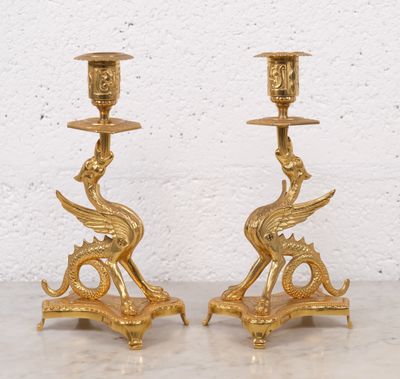 paire de bougeoirs anciens en laiton ornés de têtes de dragon