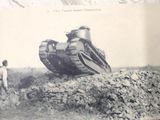 une vieille photo d'un char d'assaut posé au sommet d'un tas de terre