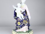 une figurine représentant une femme tenant un bébé dans ses bras