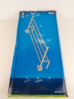 une boîte bleue avec une poignée argentée posée sur une table blanche