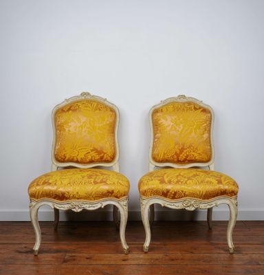paire de chaises anciennes de style français avec un revêtement jaune, rembourré, rembourré, rembourré, rembourré