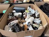 une boîte en carton remplie de chaussures empilées les unes sur les autres