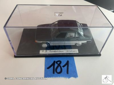 une maquette de voiture dans une vitrine