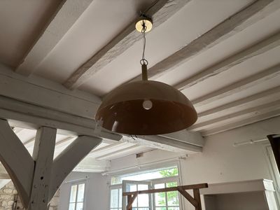 une lumière suspendue au plafond d'une pièce