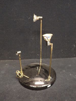 un objet métallique posé sur une surface noire