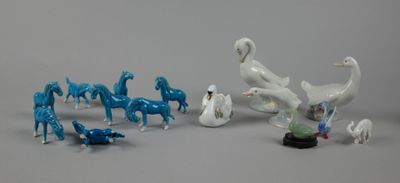 les nombreuses figurines d'animaux qui se trouvent sur la table
