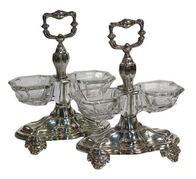 deux bougeoirs en métal plaqué argent, avec des coupelles et des anses en verre
