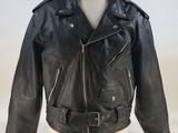 une photo d'une veste en cuir noir sur un mannequin