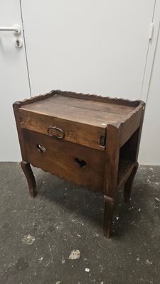 une petite table en bois surmontée d'un tiroir