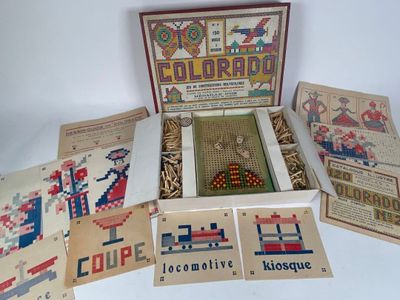 une photo d'une boîte contenant des kits de point de croix à l'ancienne et des cartes