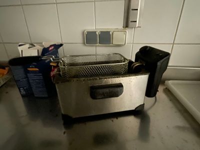 une image d'une friteuse commerciale dans une cuisine