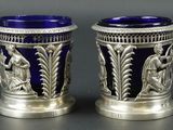 paire de vases anciens en argent et en verre bleu, ornés de figures