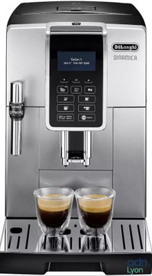 un gros plan sur deux tasses de café devant une machine à expresso