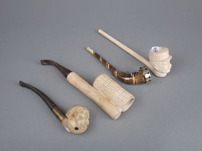 Plusieurs types de tuyaux sont alignés sur une surface grise.