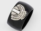 un gros plan sur un bracelet noir et blanc orné de diamants