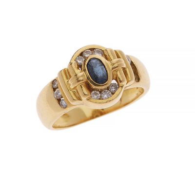 une bague en or sertie d'un saphir et de diamants